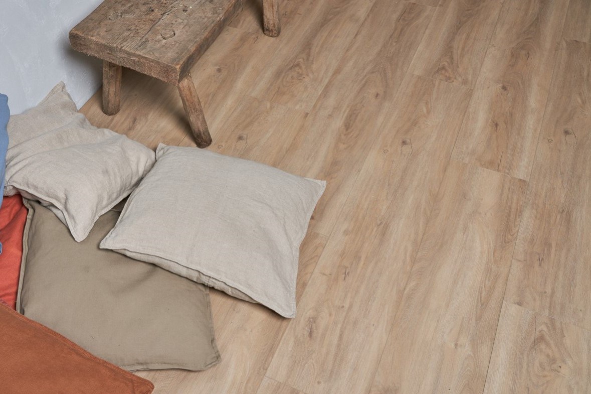 Кварцвиниловый SPC ламинат Vinilam Cork Дуб Батис 10099V 1220×227×7 фото в интерьере