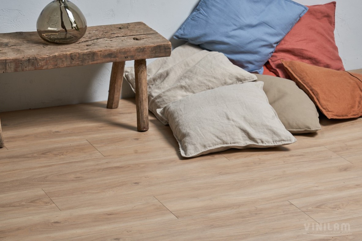 Кварцвиниловый SPC ламинат Vinilam Cork Дуб Батис 10099V 1220×227×7 фото в интерьере