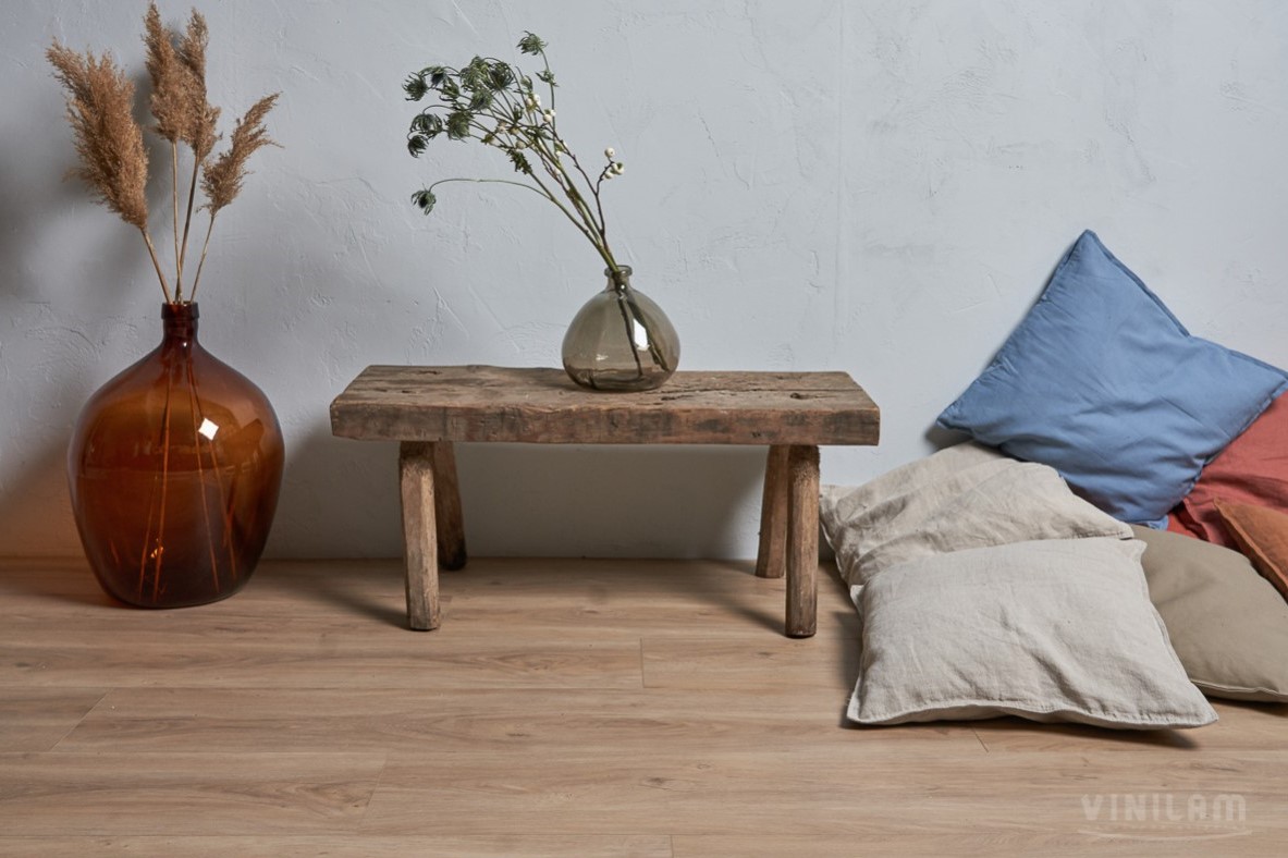 Кварцвиниловый SPC ламинат Vinilam Cork Дуб Батис 10099V 1220×227×7 фото в интерьере