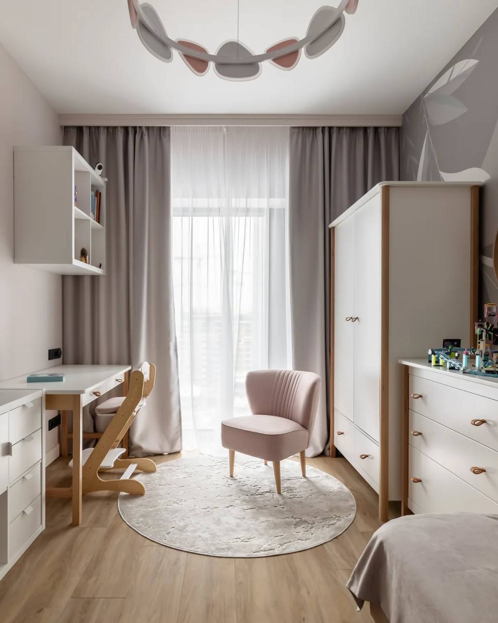 Кварцвиниловый SPC ламинат Vinilam Cork Дуб Батис 10099V 1220×227×7 фото в интерьере