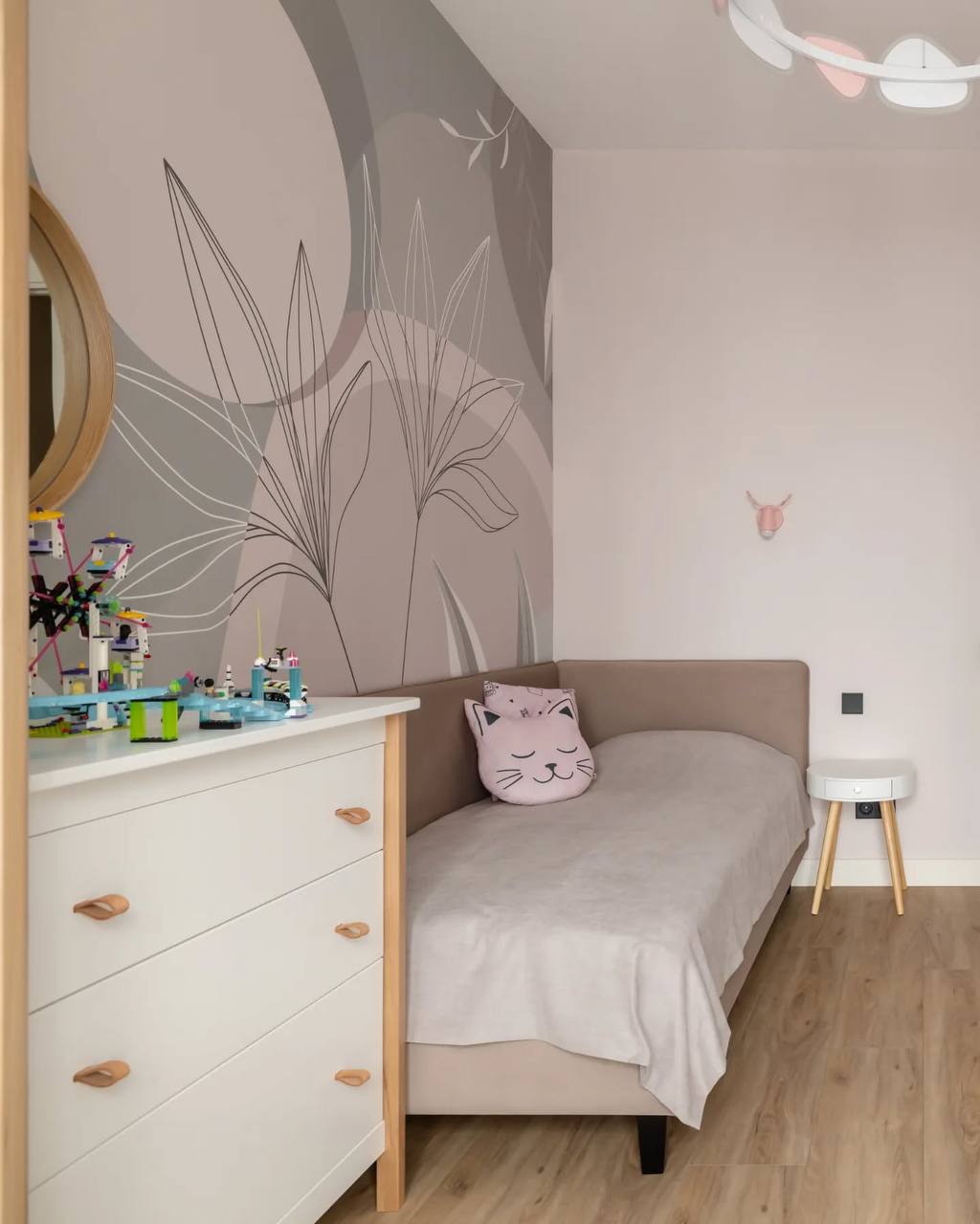 Кварцвиниловый SPC ламинат Vinilam Cork Дуб Батис 10099V 1220×227×7 фото в интерьере