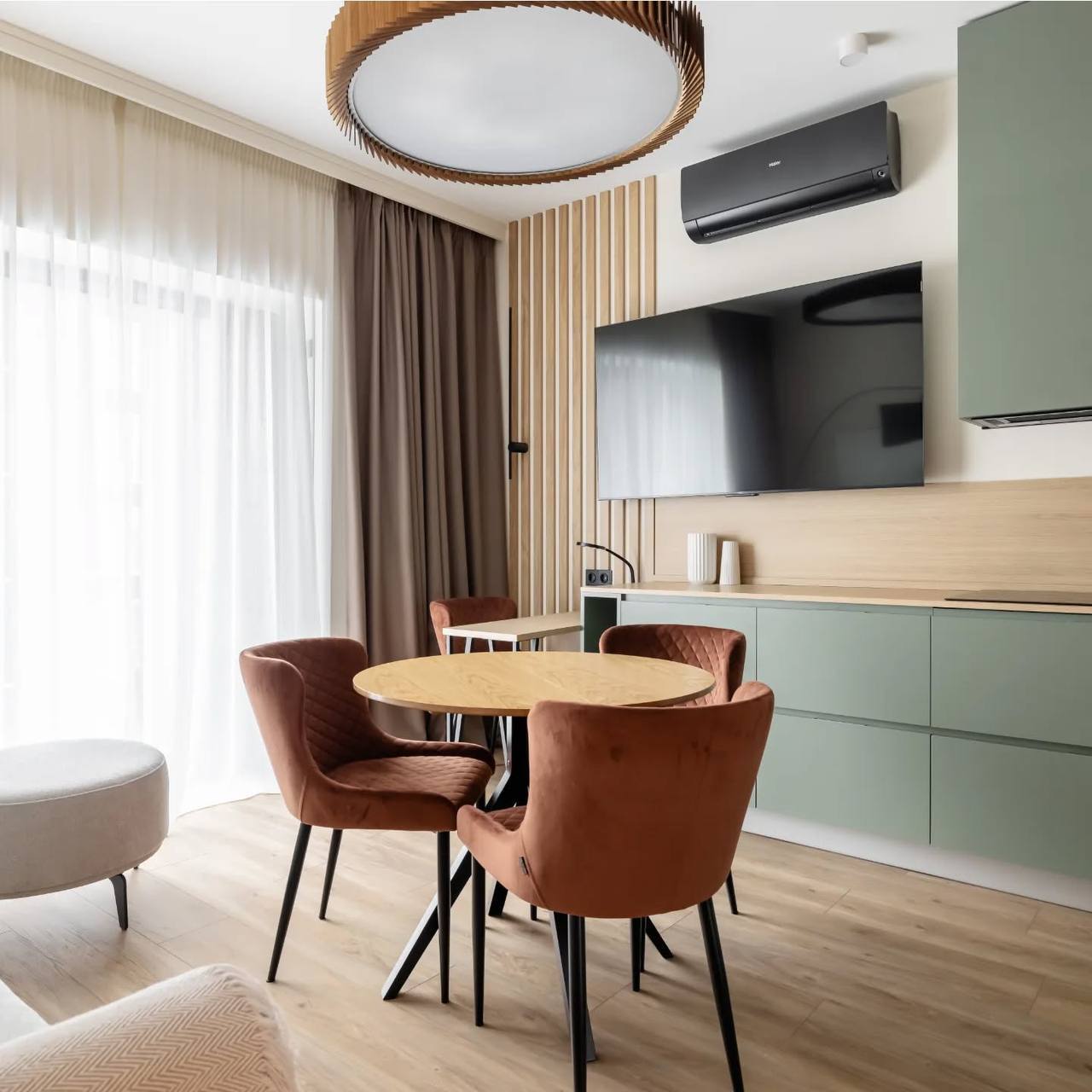 Кварцвиниловый SPC ламинат Vinilam Cork Дуб Батис 10099V 1220×227×7 фото в интерьере