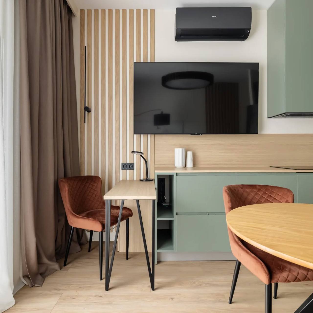 Кварцвиниловый SPC ламинат Vinilam Cork Дуб Батис 10099V 1220×227×7 фото в интерьере