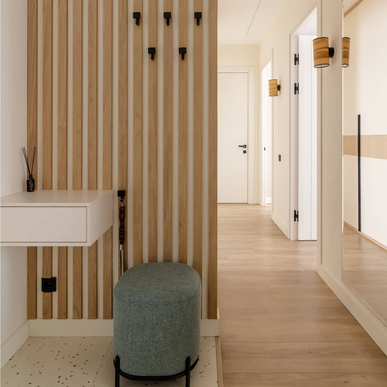 Кварцвиниловый SPC ламинат Vinilam Cork Дуб Батис 10099V 1220×227×7 фото в интерьере