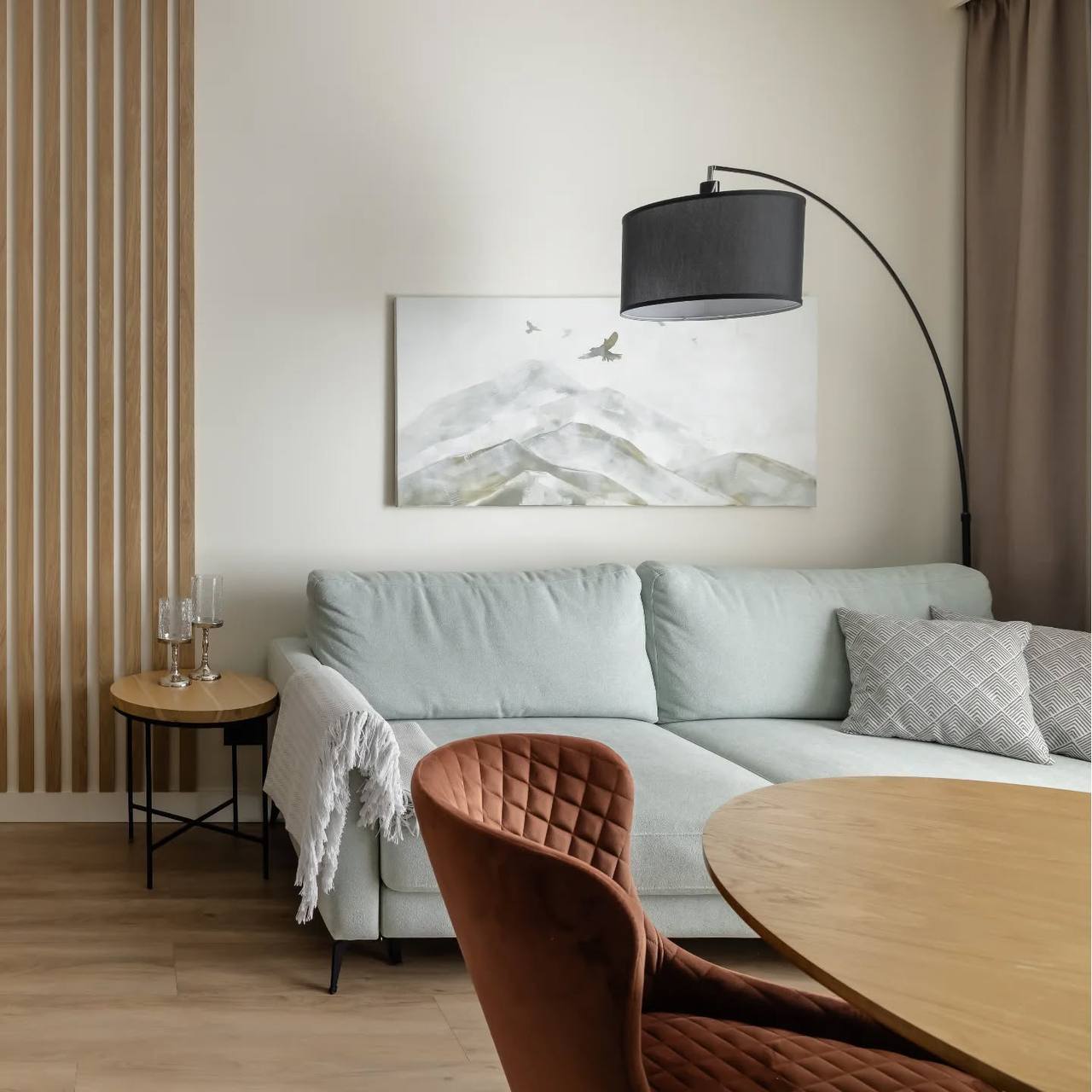 Кварцвиниловый SPC ламинат Vinilam Cork Дуб Батис 10099V 1220×227×7 фото в интерьере