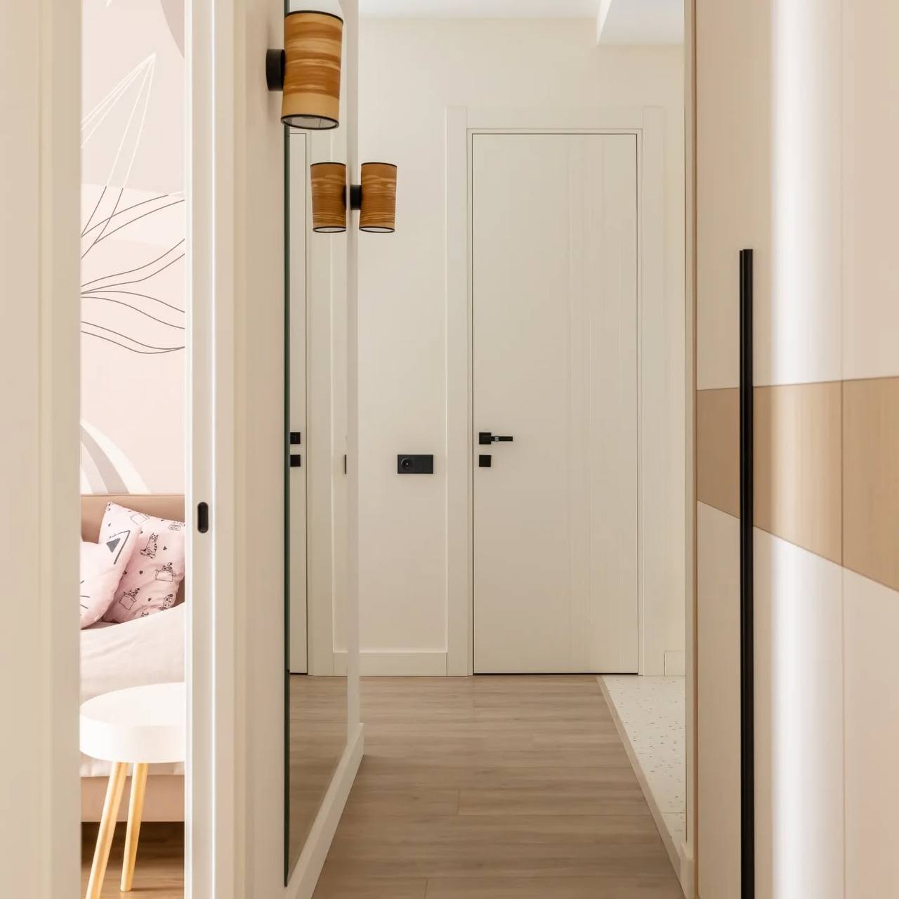 Кварцвиниловый SPC ламинат Vinilam Cork Дуб Батис 10099V 1220×227×7 фото в интерьере