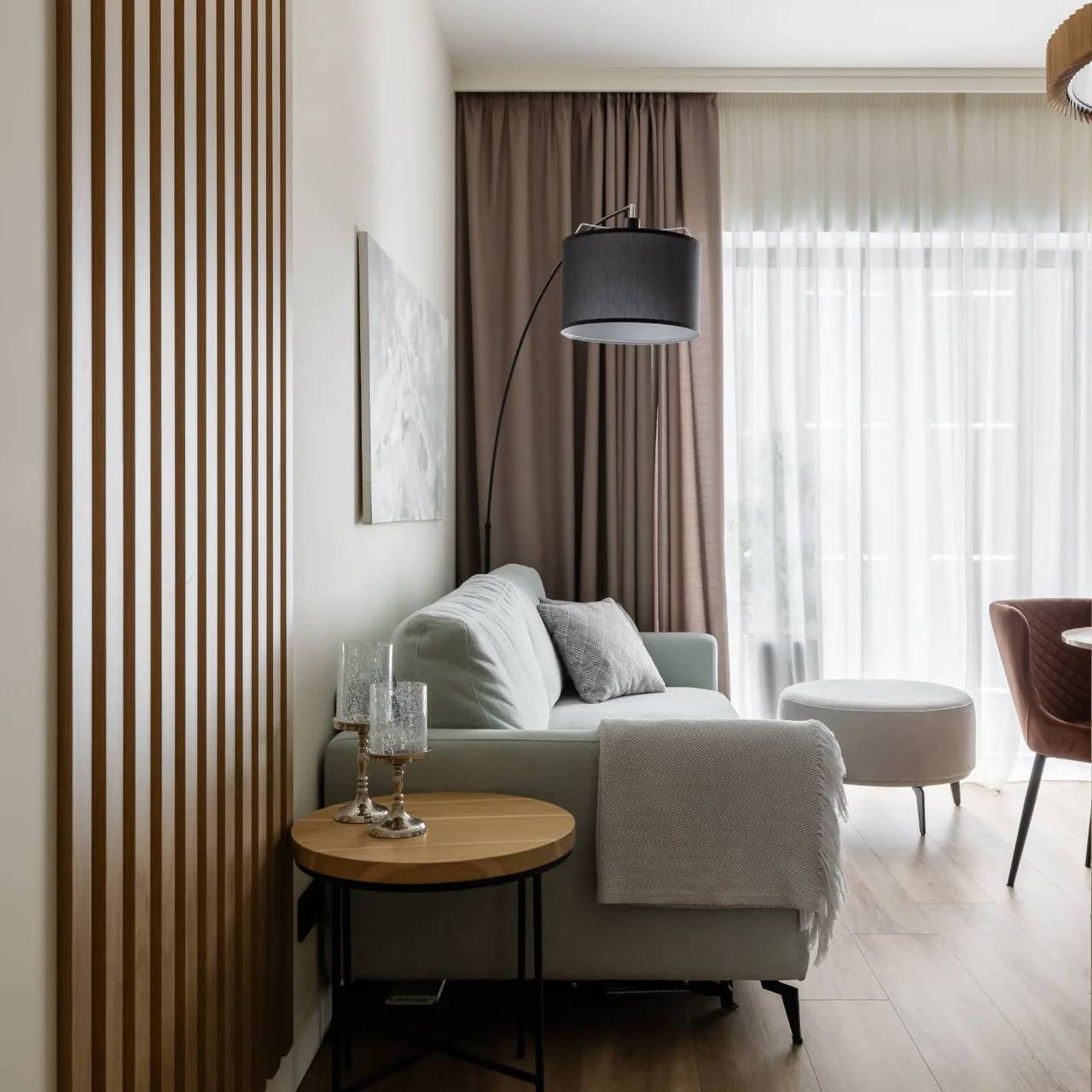 Кварцвиниловый SPC ламинат Vinilam Cork Дуб Батис 10099V 1220×227×7 фото в интерьере