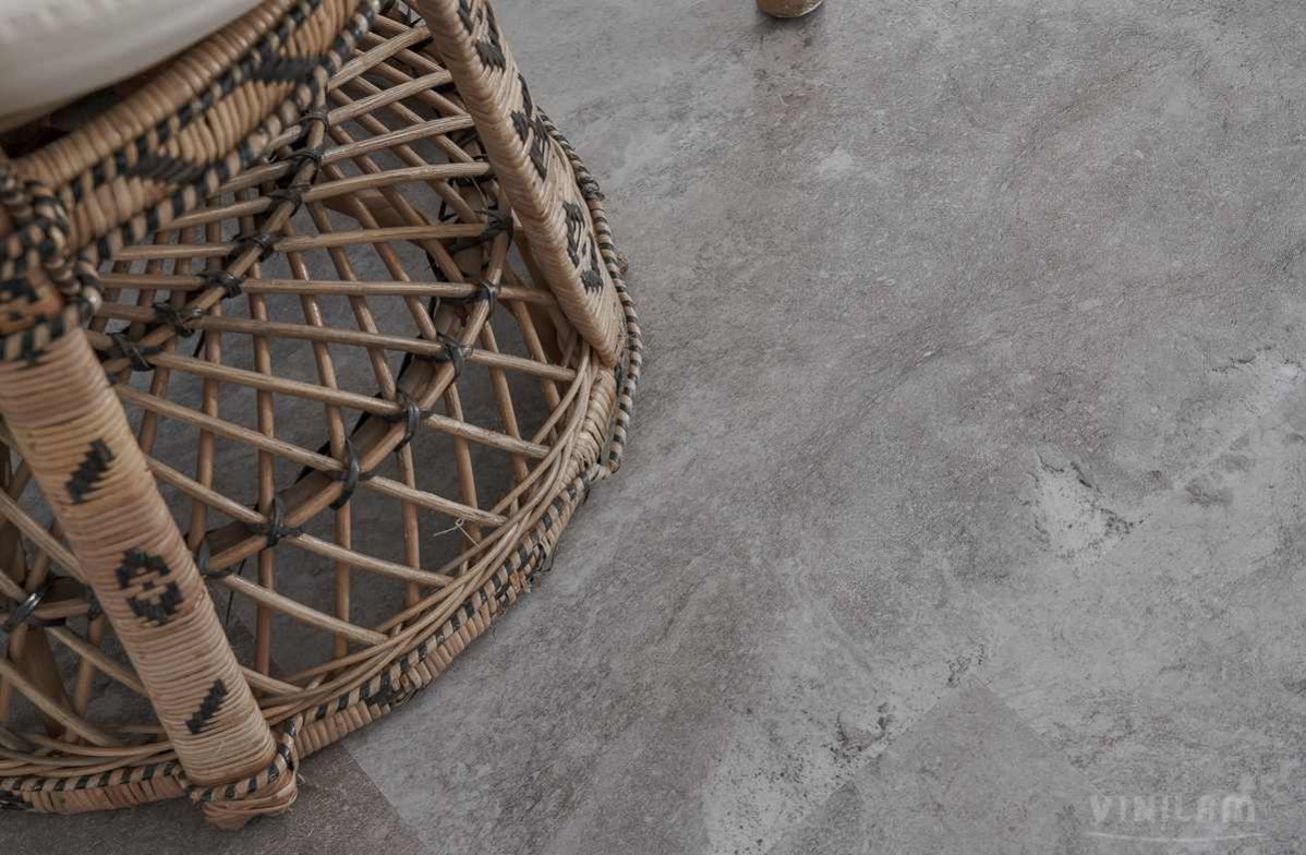 Кварцвиниловый SPC ламинат Vinilam Ceramo Stone Сланцевый Камень 61605 940×470×6 фото в интерьере