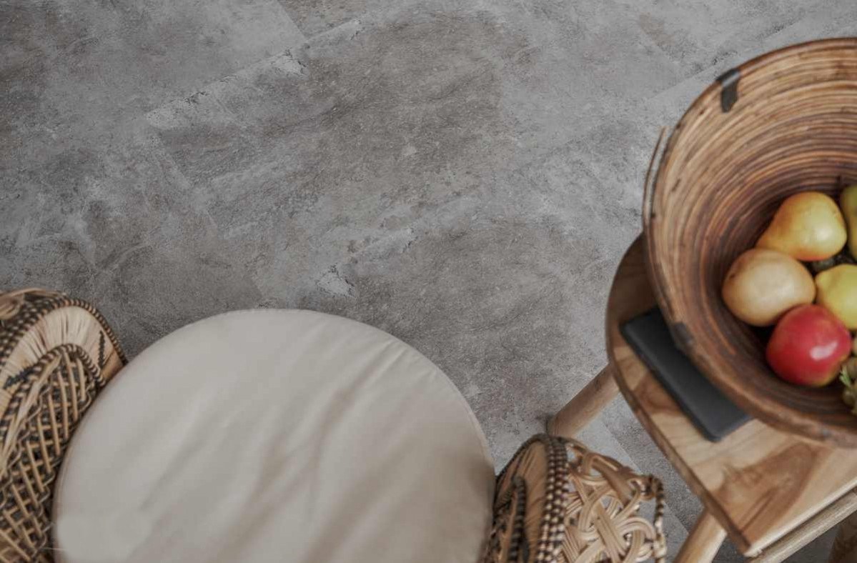 Кварцвиниловый SPC ламинат Vinilam Ceramo Stone Сланцевый Камень 61605 940×470×6 фото в интерьере