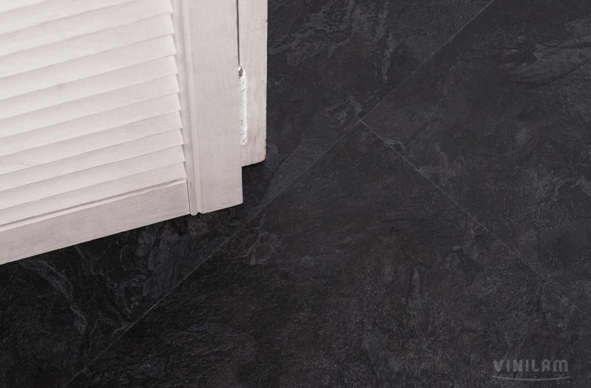 Кварцвиниловый SPC ламинат Vinilam Ceramo Stone Сланцевый Черный 61607 940×470×6 фото в интерьере