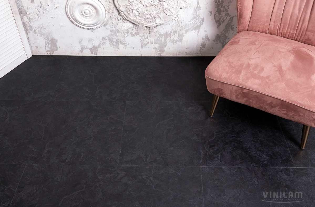 Кварцвиниловый SPC ламинат Vinilam Ceramo Stone Сланцевый Черный 61607 940×470×6 фото в интерьере