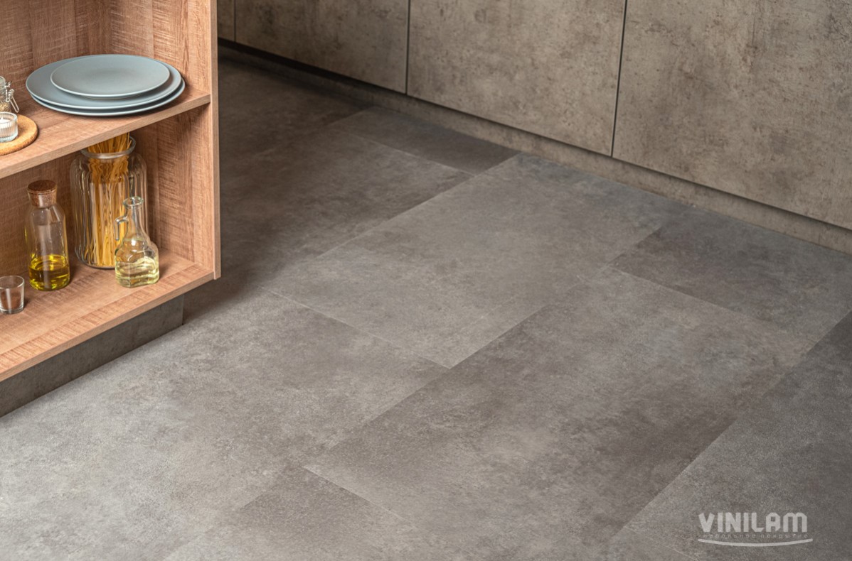 Кварцвиниловый SPC ламинат Vinilam Ceramo Stone Цемент Cтальной 71610 940×470×6 фото в интерьере