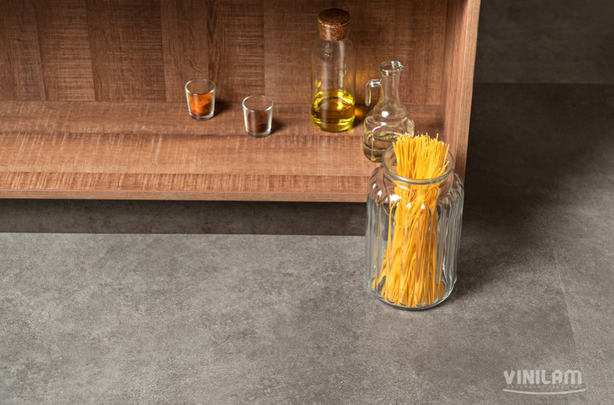 Кварцвиниловый SPC ламинат Vinilam Ceramo Stone Цемент Cтальной 71610 940×470×6 фото в интерьере