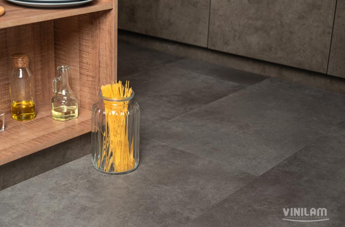 Кварцвиниловый SPC ламинат Vinilam Ceramo Stone Цемент Cтальной 71610 940×470×6 фото в интерьере