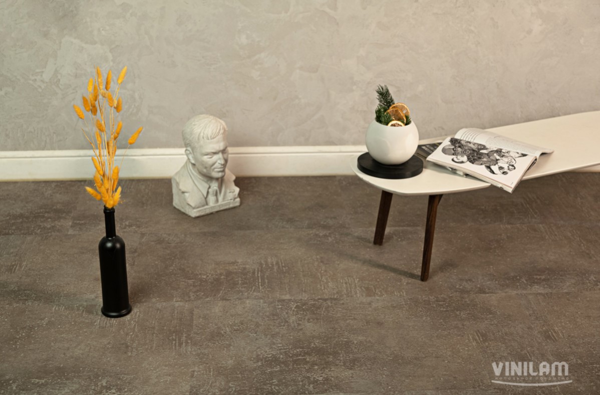 Кварцвиниловый SPC ламинат Vinilam Ceramo Stone Городское Искусство 71611 940×470×5 фото в интерьере