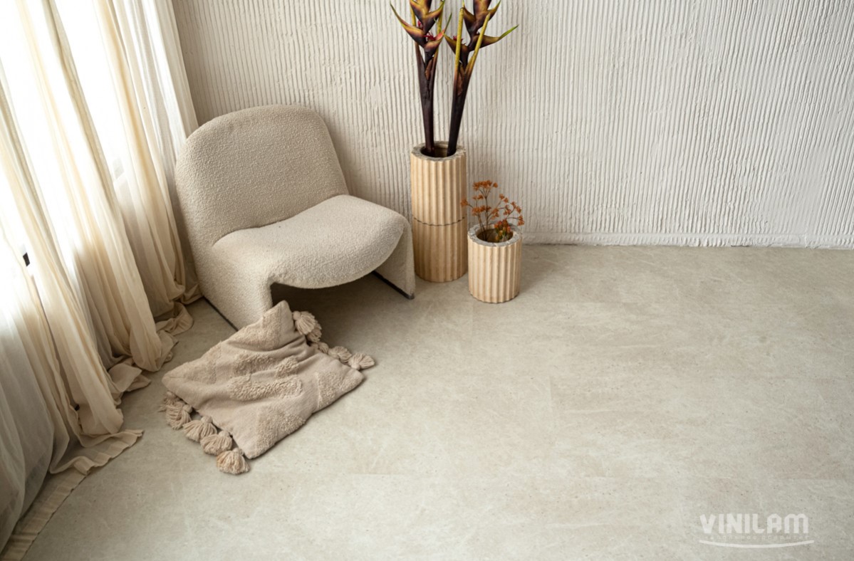 Кварцвиниловый SPC ламинат Vinilam Ceramo Stone Тихая Бухта 71612 940×470×5 фото в интерьере