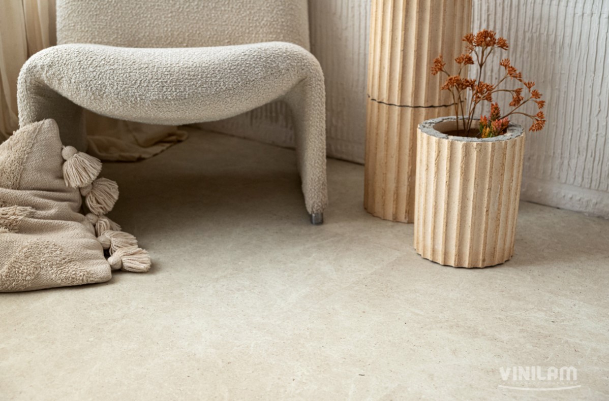 Кварцвиниловый SPC ламинат Vinilam Ceramo Stone Тихая Бухта 71612 940×470×5 фото в интерьере