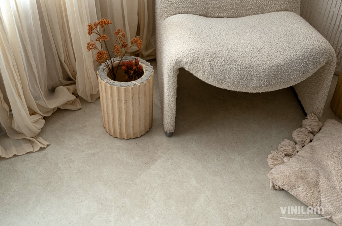 Кварцвиниловый SPC ламинат Vinilam Ceramo Stone Тихая Бухта 71612 940×470×5 фото в интерьере