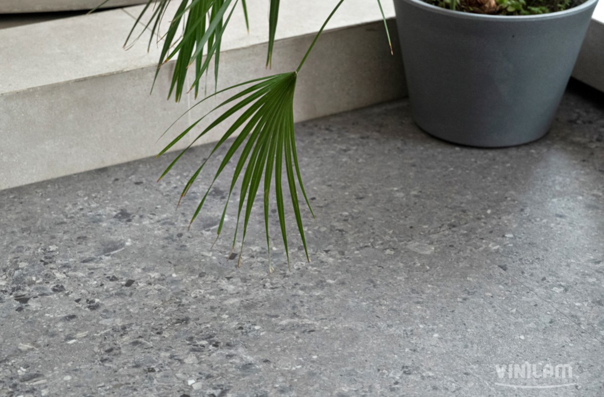 Кварцвиниловый SPC ламинат Vinilam Ceramo Stone Терраццо 71613 940×470×6 фото в интерьере