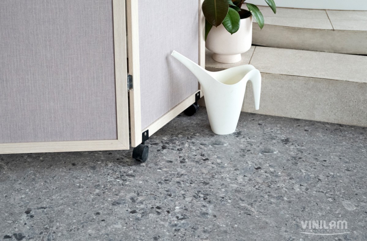 Кварцвиниловый SPC ламинат Vinilam Ceramo Stone Терраццо 71613 940×470×6 фото в интерьере