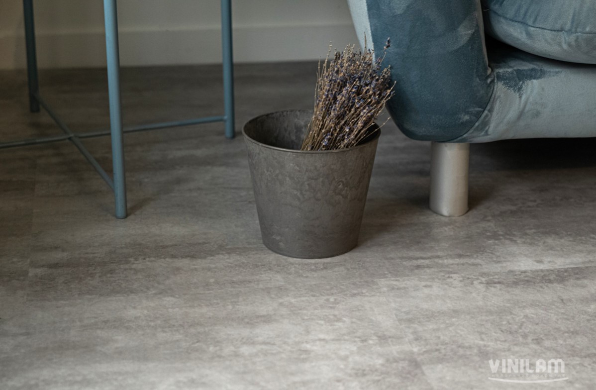 Кварцвиниловый SPC ламинат Vinilam Ceramo Stone Цемент Светлый 71614 940×470×6 фото в интерьере