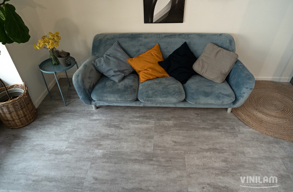 Кварцвиниловый SPC ламинат Vinilam Ceramo Stone Цемент Светлый 71614 940×470×6 фото в интерьере