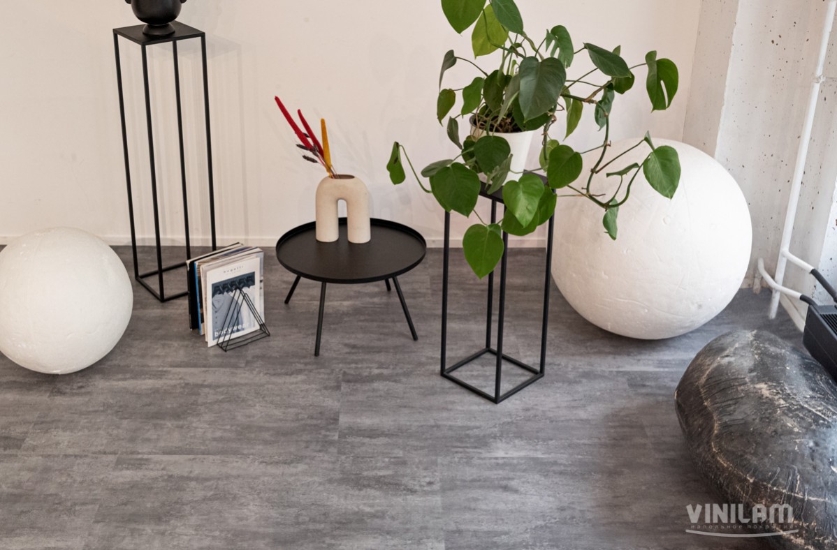 Кварцвиниловый SPC ламинат Vinilam Ceramo Stone Цемент Серый 71616 940×470×6 фото в интерьере