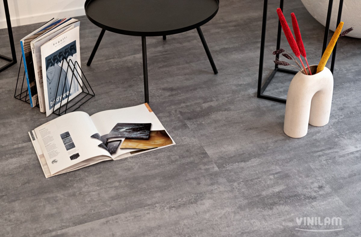 Кварцвиниловый SPC ламинат Vinilam Ceramo Stone Цемент Серый 71616 940×470×6 фото в интерьере