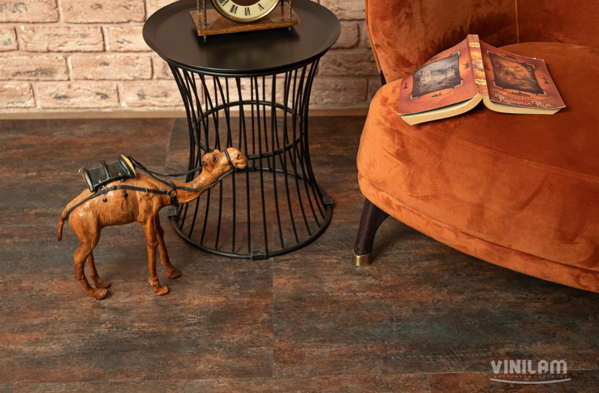 Кварцвиниловый SPC ламинат Vinilam Ceramo Stone Керамическая Сталь 71617 940×470×6 фото в интерьере