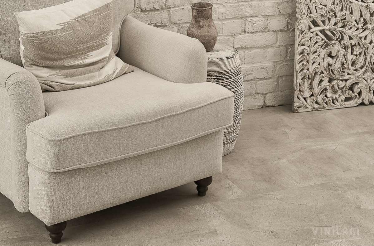 Кварцвиниловый SPC ламинат Vinilam Ceramo Stone Бетонная смесь 61603 940×470×6 фото в интерьере