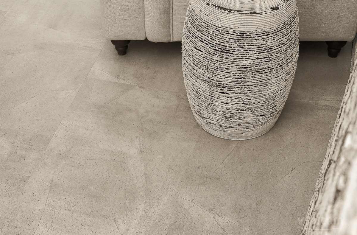 Кварцвиниловый SPC ламинат Vinilam Ceramo Stone Бетонная смесь 61603 940×470×6 фото в интерьере