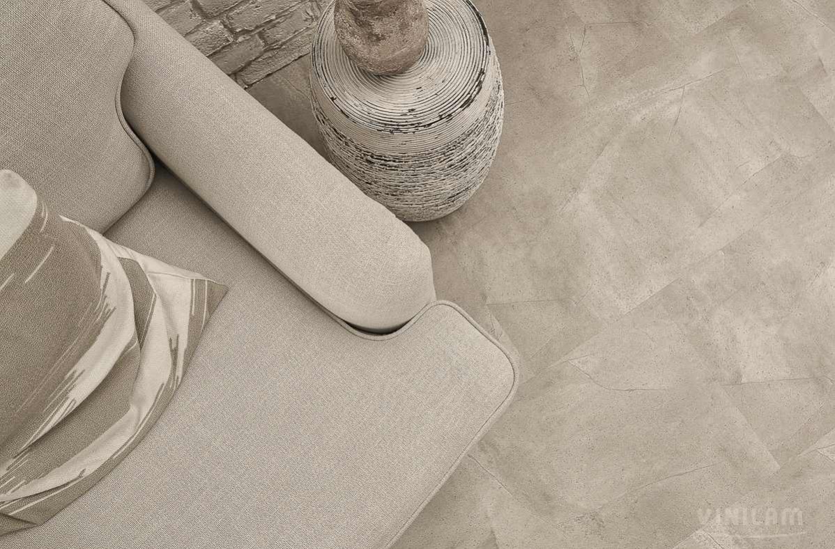 Кварцвиниловый SPC ламинат Vinilam Ceramo Stone Бетонная смесь 61603 940×470×6 фото в интерьере