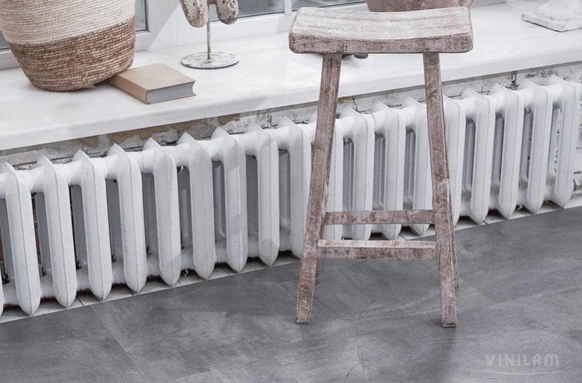 Кварцвиниловая плитка Vinilam клеевая Ceramo Stone Glue Серый Бетон 61602 950×480×2,5 фото в интерьере