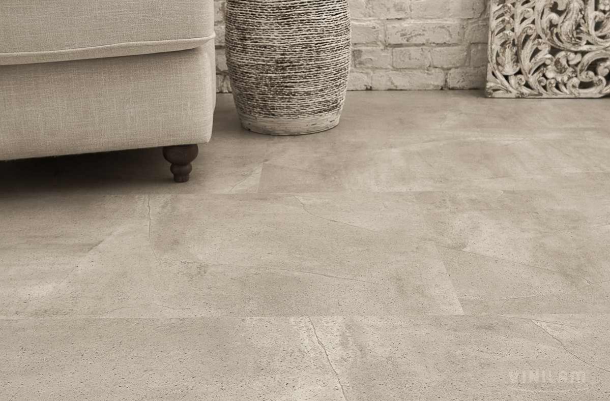 Кварцвиниловая плитка Vinilam клеевая Ceramo Stone Glue Бетонная смесь 61603 950×480×2,5 фото в интерьере