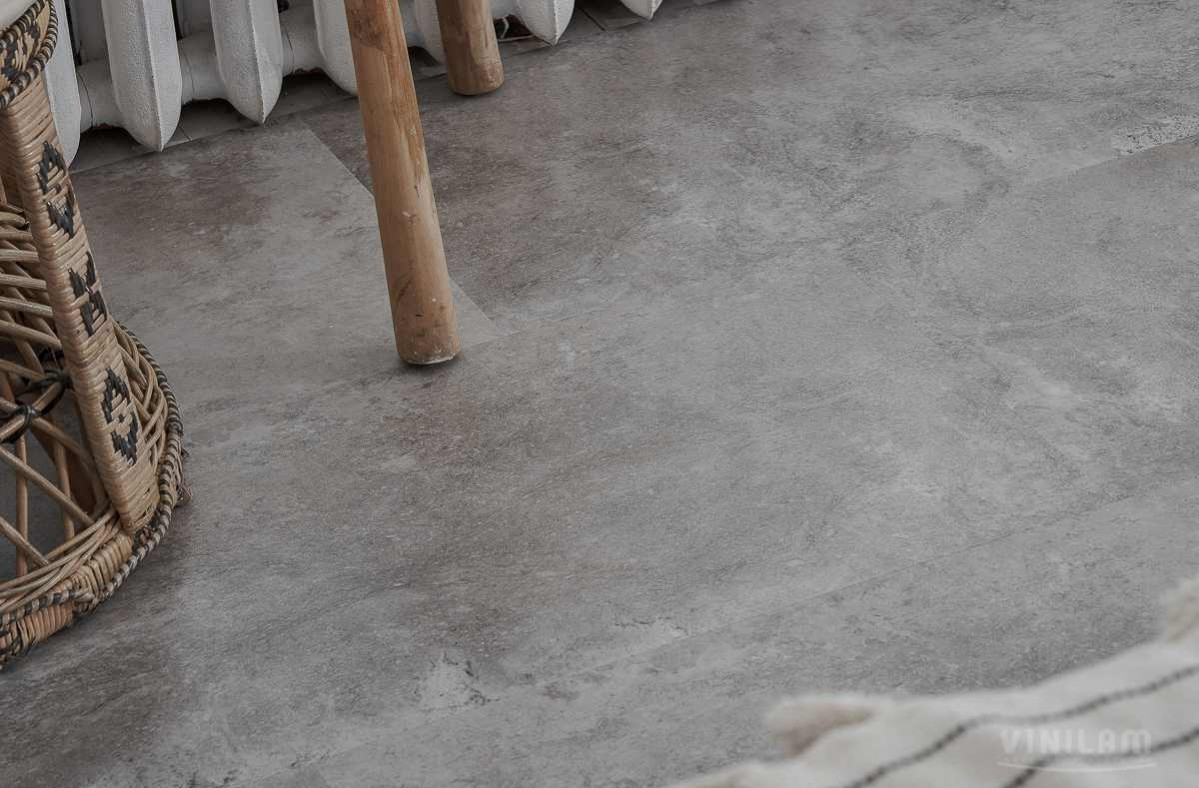 Кварцвиниловая плитка Vinilam клеевая Ceramo Stone Glue Сланцевый Камень 61605 950×480×2,5 фото в интерьере