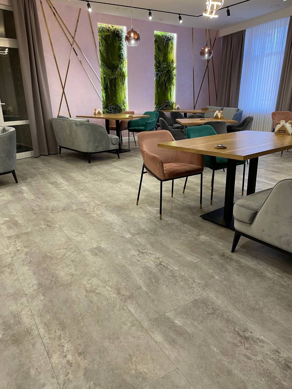 Кварцвиниловая плитка Vinilam клеевая Ceramo Stone Glue Сланцевый Камень 61605 950×480×2,5 фото в интерьере