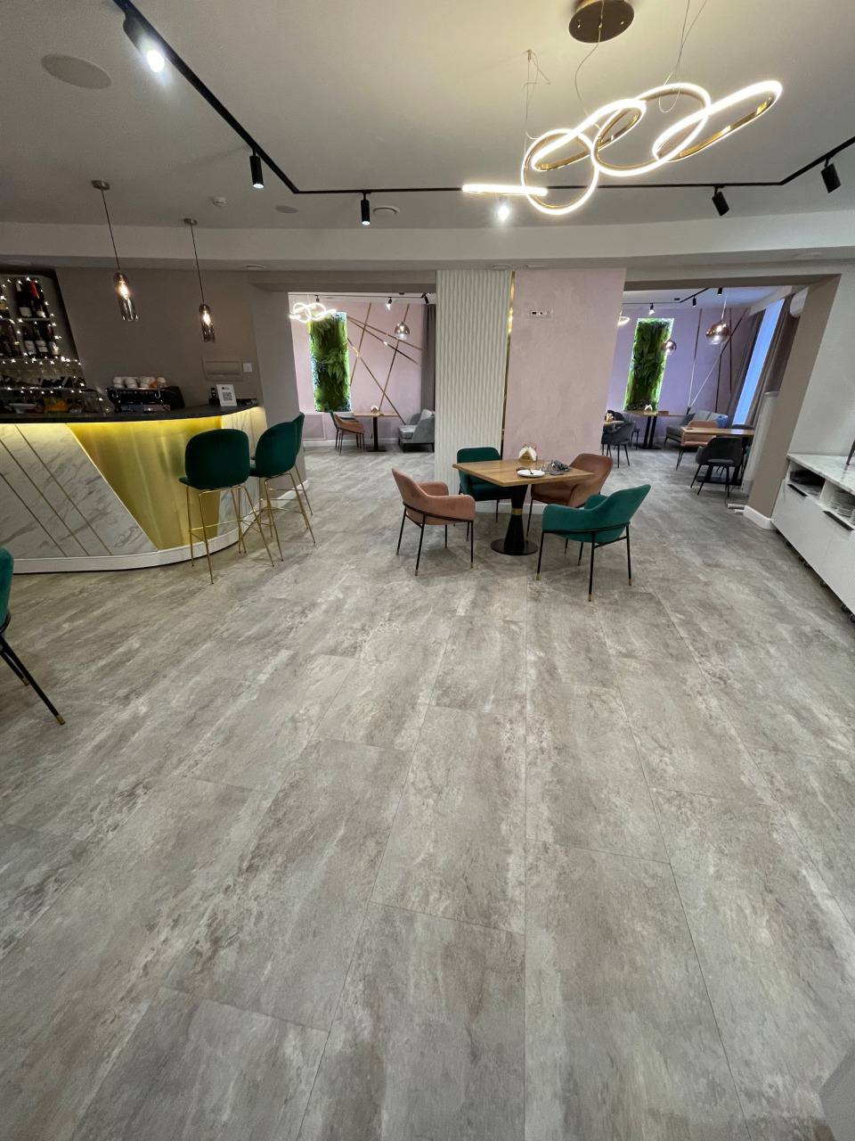 Кварцвиниловая плитка Vinilam клеевая Ceramo Stone Glue Сланцевый Камень 61605 950×480×2,5 фото в интерьере