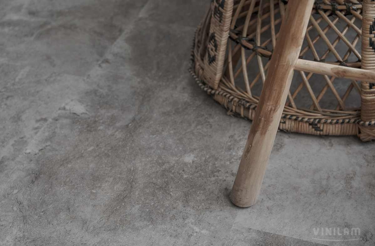 Кварцвиниловая плитка Vinilam клеевая Ceramo Stone Glue Сланцевый Камень 61605 950×480×2,5 фото в интерьере