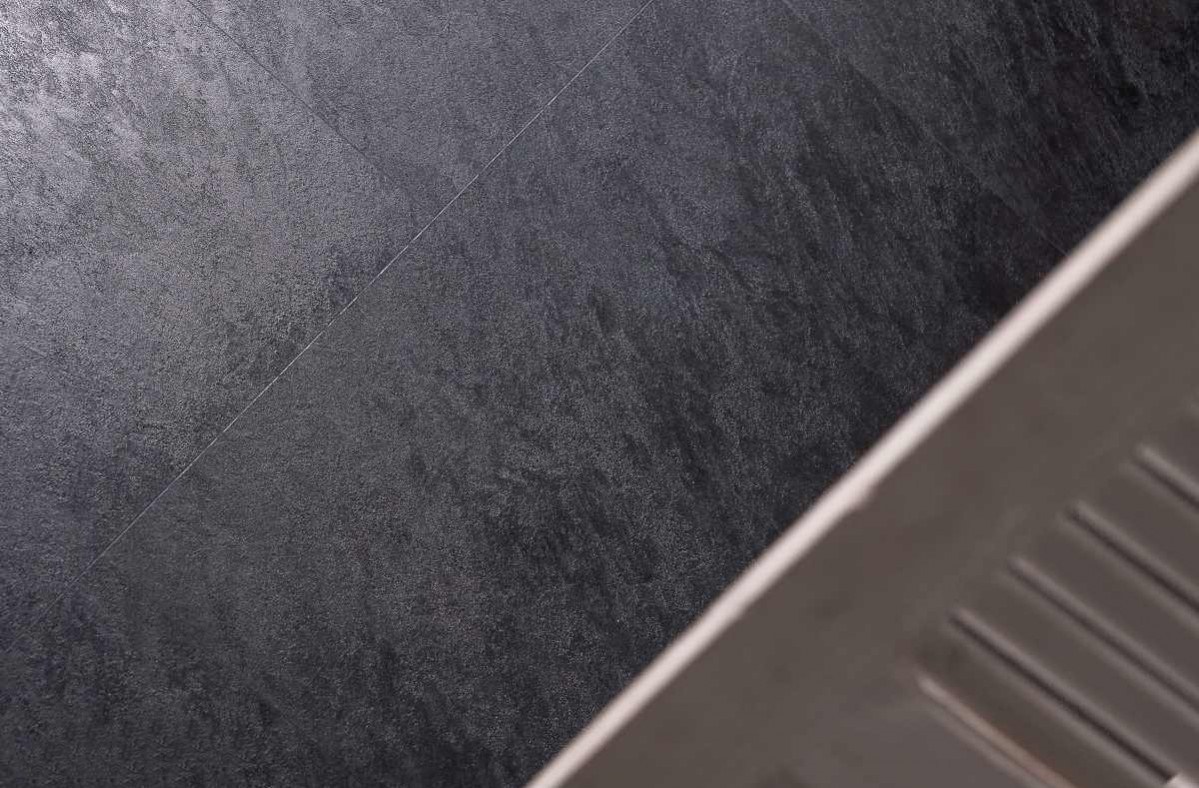 Кварцвиниловая плитка Vinilam клеевая Ceramo Stone Glue Сланцевый Черный 61607 950×475×2,5 фото в интерьере