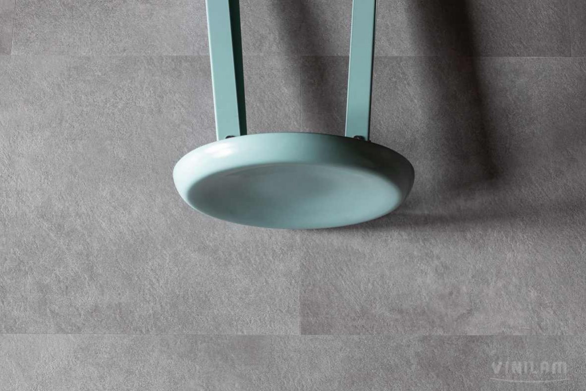 Кварцвиниловая плитка Vinilam клеевая Ceramo Stone Glue Цемент 61609 950×480×2,5 фото в интерьере