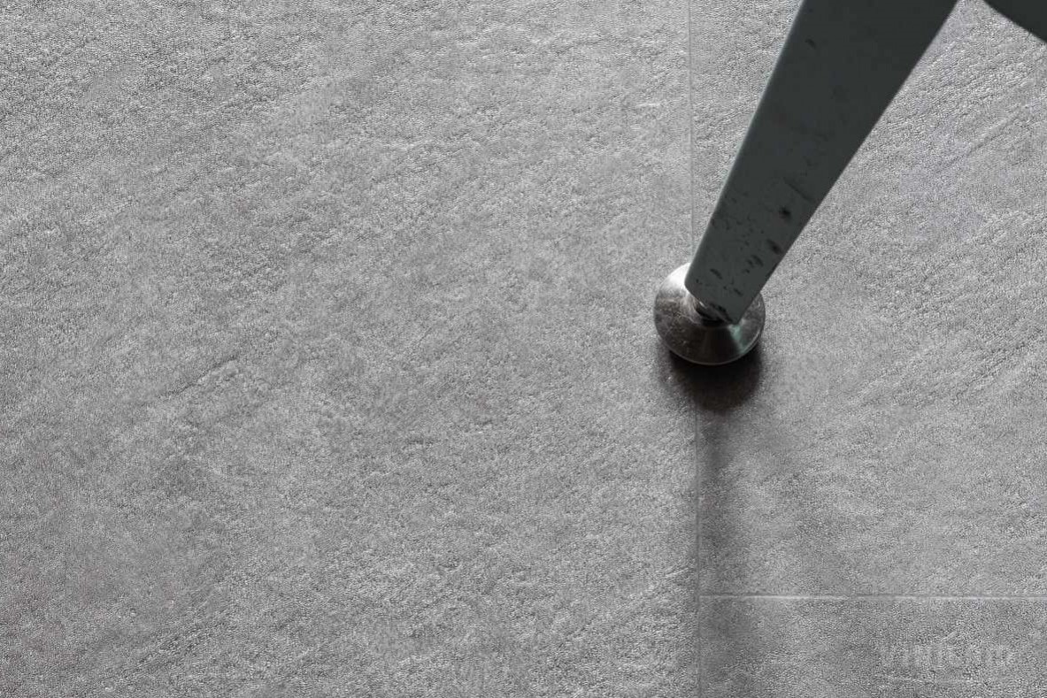 Кварцвиниловая плитка Vinilam клеевая Ceramo Stone Glue Цемент 61609 950×480×2,5 фото в интерьере