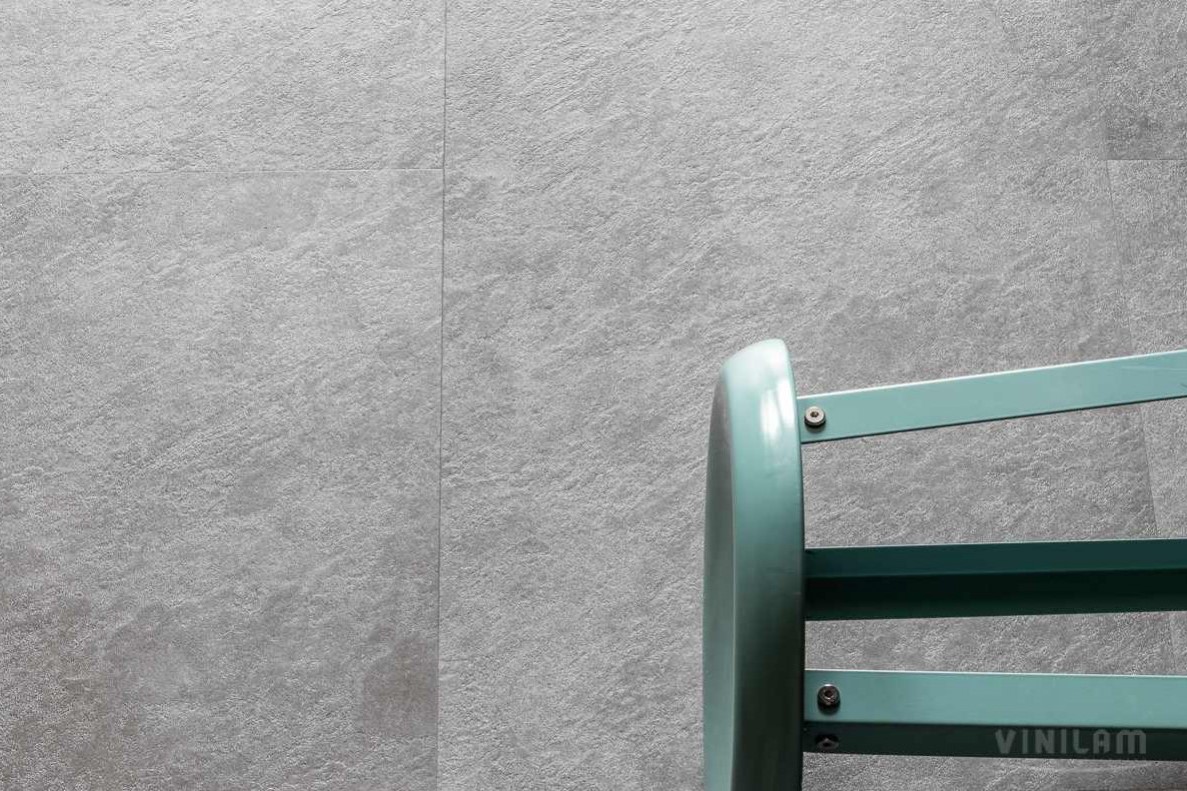 Кварцвиниловая плитка Vinilam клеевая Ceramo Stone Glue Цемент 61609 950×480×2,5 фото в интерьере