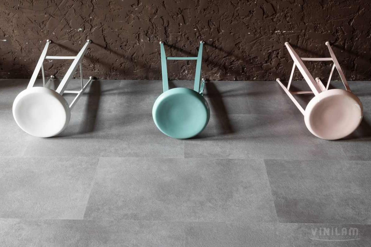 Кварцвиниловая плитка Vinilam клеевая Ceramo Stone Glue Цемент 61609 950×480×2,5 фото в интерьере