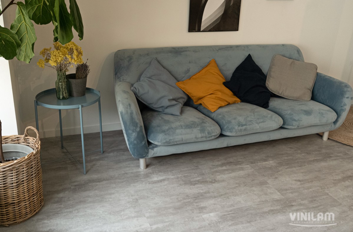 Кварцвиниловая плитка Vinilam клеевая Ceramo Stone Glue Цемент Светлый 71614 950×475×2,5 фото в интерьере