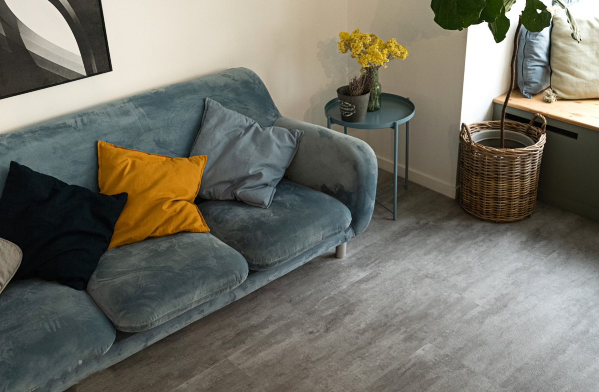 Кварцвиниловая плитка Vinilam клеевая Ceramo Stone Glue Цемент Светлый 71614 950×475×2,5 фото в интерьере