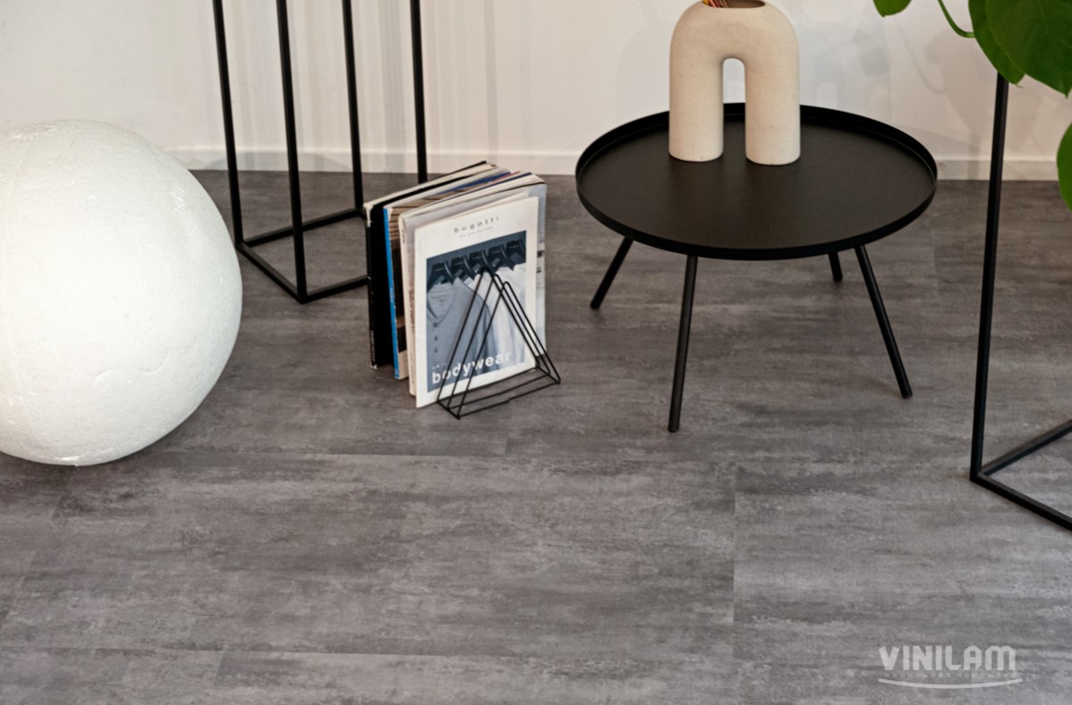 Кварцвиниловая плитка Vinilam клеевая Ceramo Stone Glue Цемент Серый 71616 950×480×2,5 фото в интерьере