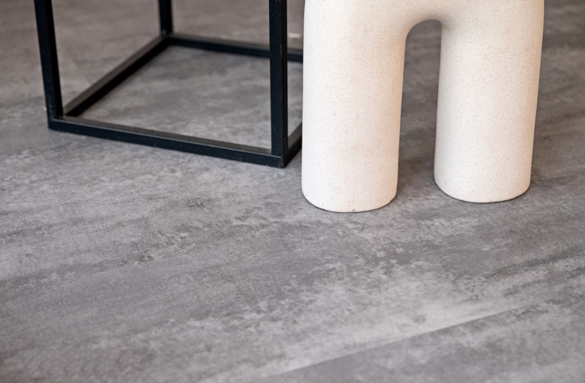 Кварцвиниловая плитка Vinilam клеевая Ceramo Stone Glue Цемент Серый 71616 950×480×2,5 фото в интерьере