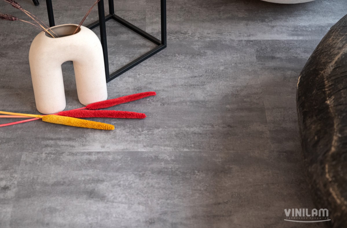 Кварцвиниловая плитка Vinilam клеевая Ceramo Stone Glue Цемент Серый 71616 950×480×2,5 фото в интерьере