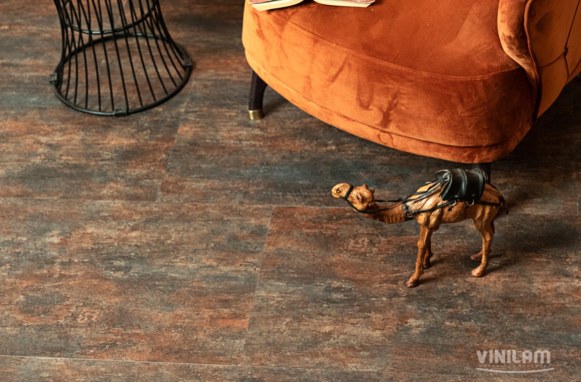 Кварцвиниловая плитка Vinilam клеевая Ceramo Stone Glue Керамическая Сталь 71617 950×475×2,5 фото в интерьере