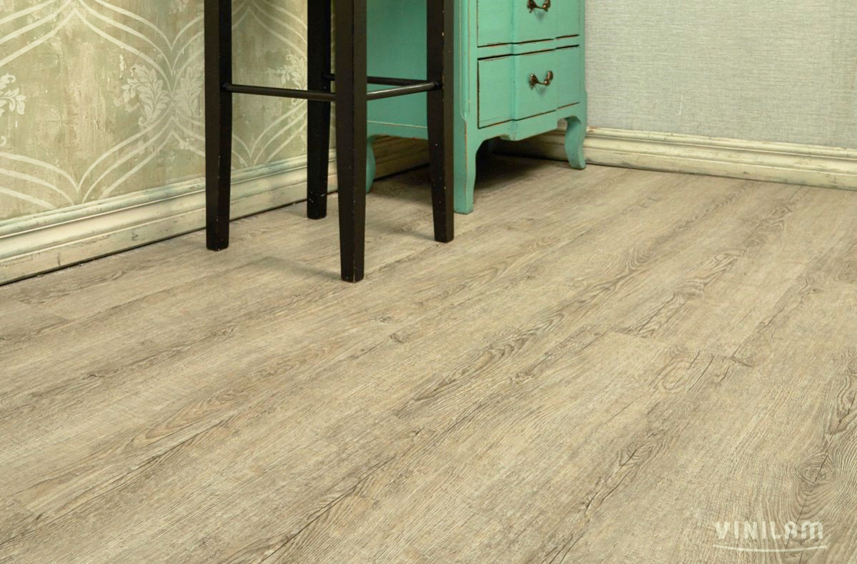 Кварцвиниловый SPC ламинат Vinilam Ceramo Wood Дуб Шале 10128 1220×225×5,5 фото в интерьере